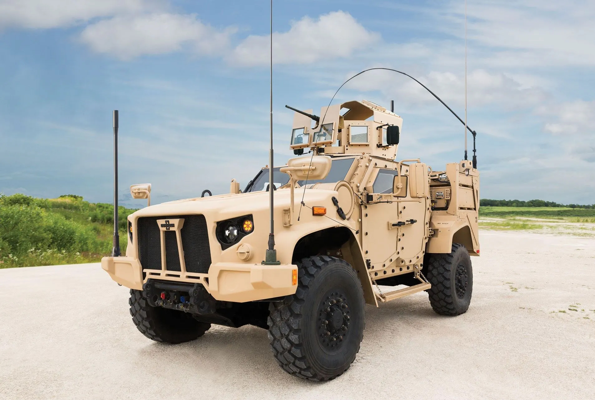 Mỹ cung cấp xe chiến thuật cho Slovenia, Lithuania 